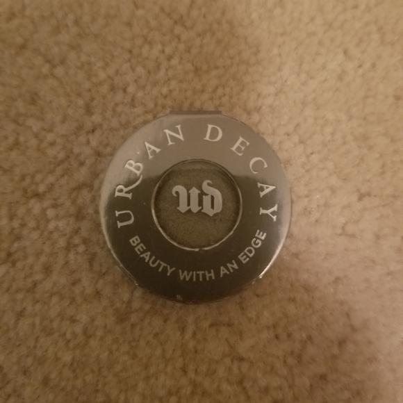 Free w/purchase Urban decay mushroom eyeshadow - Picture 2 of 3